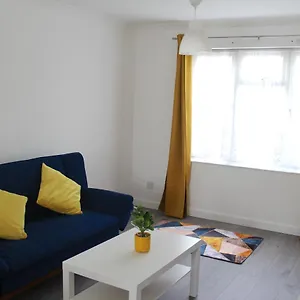 Holiday home Coolfin House-close To Excel, Contractors, Relocators, Paid Parking, London